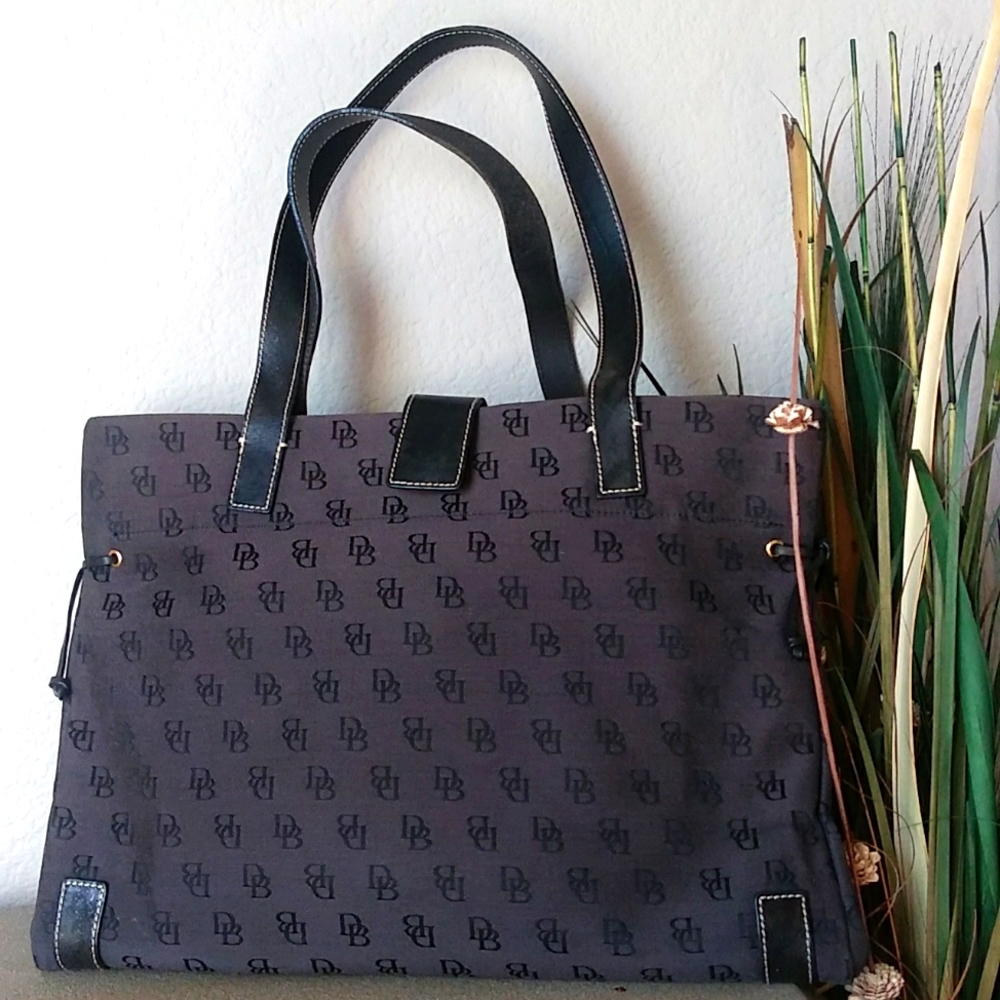Dooney & Bourke Black Signature Pattern Canvas Large Tote Purse.